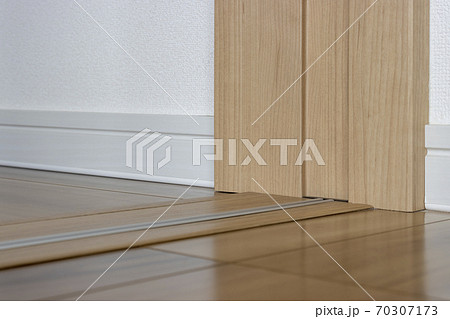 新築住宅のドアのレールと壁 新築住宅のドアのレールと壁 70307173