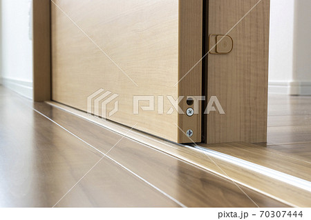 開いた引き戸とドアレール 開いた引き戸とドアレール 70307444