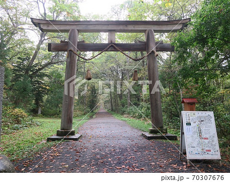 戸隠神社奥社への参道入口に建つ大鳥居 戸隠神社奥社への参道入口に建つ大鳥居 70307676