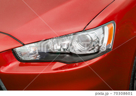 赤いクルマのヘッドライト　Headlight of the car 70308601