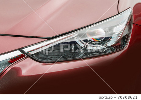 赤いクルマのヘッドライト　Headlight of the car 70308621