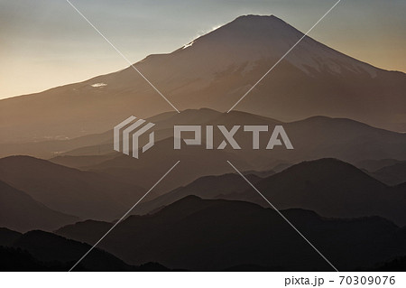 丹沢・塔ノ岳から見る夕照の富士山 70309076