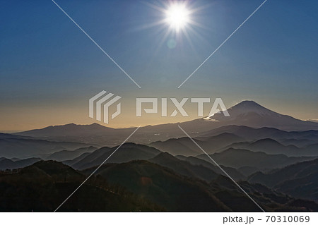 丹沢・塔ノ岳から見る逆光の富士山 70310069