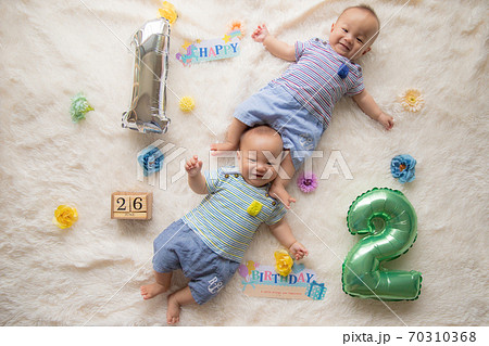 ハーフバースデー 双子1の写真素材
