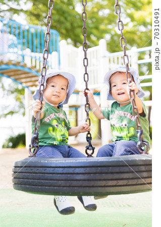 遊具で遊ぶ双子 70310491