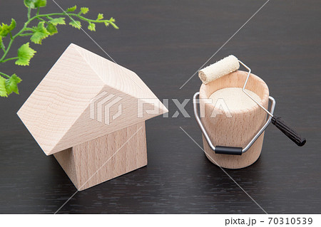 住宅の外壁塗装工事イメージ　 70310539