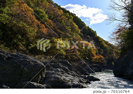秋の高津戸峡 70310764