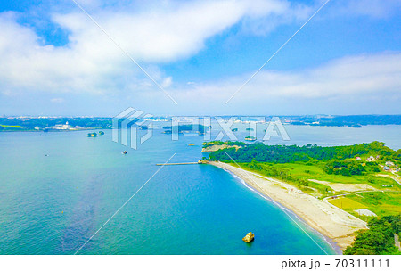 空から見る桂島海水浴場（宮城県塩竈市浦戸諸島・桂島） 70311111