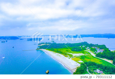 空から見る桂島海水浴場（宮城県塩竈市浦戸諸島・桂島） 70311112