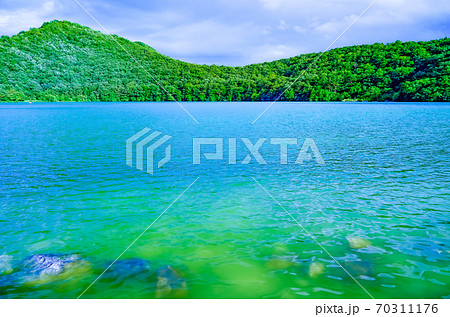 湖水が七色に変化する潟沼(宮城県大崎市鳴子温泉) 湖水が七色に変化する潟沼(宮城県大崎市鳴子温泉) 70311176