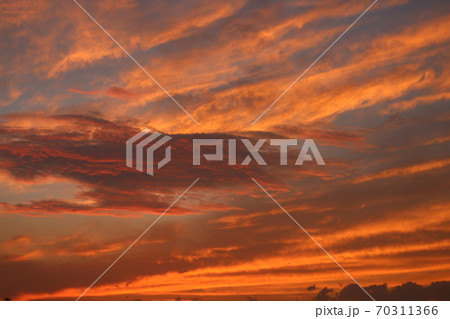 赤く染まった雲 70311366