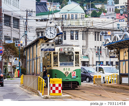 函館市内を走る路面電車 70311458
