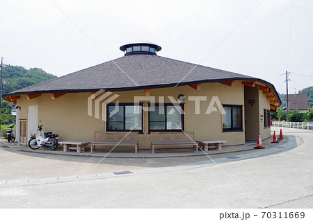 百島のコミニュティーセンターと郵便局兼用の建物 百島のコミニュティーセンターと郵便局兼用の建物 70311669