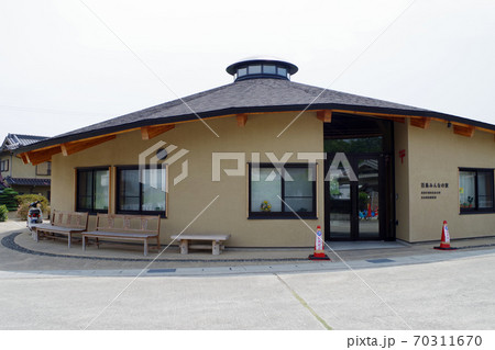 百島のコミニュティーセンターと郵便局兼用の建物 70311670