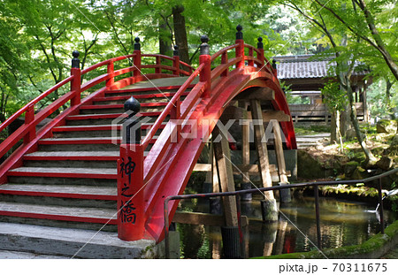 今高野山の池に架かる赤い太鼓橋の景色の写真素材 [70311675] - PIXTA