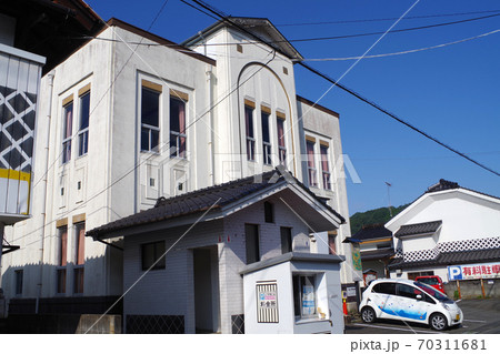 上下町のレトロな建物の景色 上下町のレトロな建物の景色 70311681