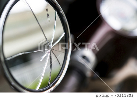 割れたバイクミラー　横浜 70311803
