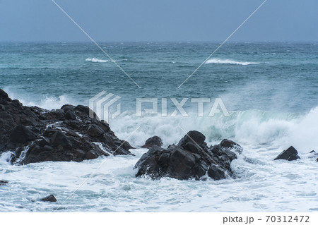 台風前の荒れた海 台風前の荒れた海 70312472