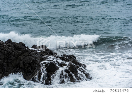 台風前の荒れた海 台風前の荒れた海 70312476