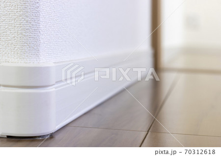 フローリングの床と、壁の角 フローリングの床と、壁の角 70312618
