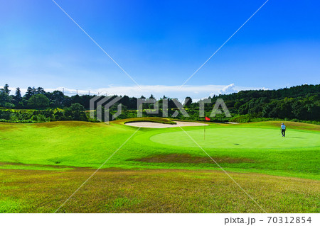 ゴルフ フェアウェイ 青空 【日本のゴルフ場のイメージ】 ゴルフ フェアウェイ 青空 【日本のゴルフ場のイメージ】 70312854