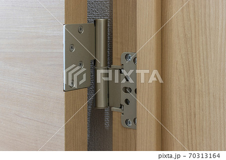 開き戸の蝶番のクローズアップ 70313164