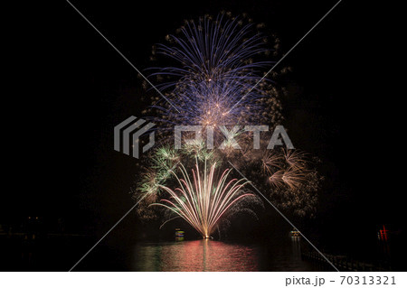 箱根　芦ノ湖で打ち上がった美しい花火 70313321