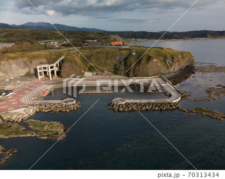 北海道乙部町で元和台海浜公園の風景を空撮 70313434