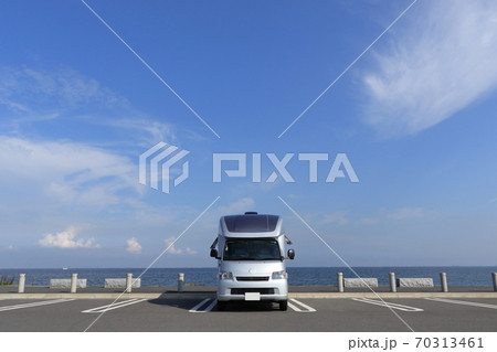 キャンピングカーのある景色　空と海 70313461