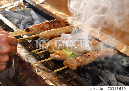 炭火で焼き鳥を焼く 70313630