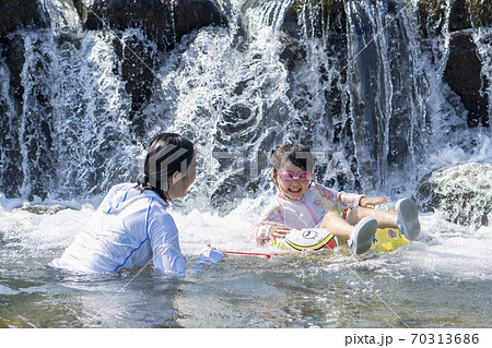 川で遊ぶ親娘 70313686