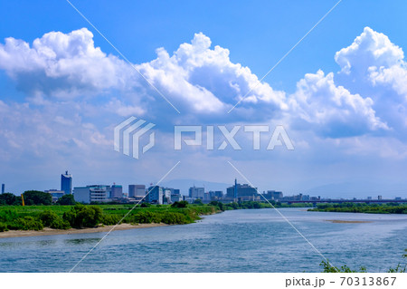 富山・夏の神通川と富山市の街並み 70313867