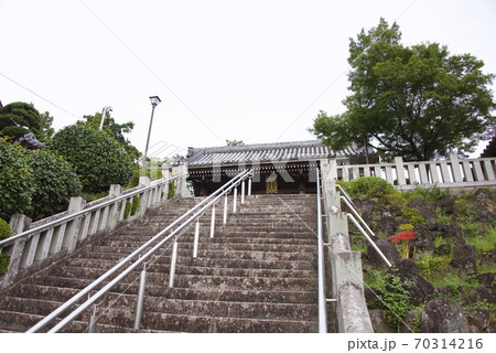 兵庫県川西市の多田神社の境内 兵庫県川西市の多田神社の境内 70314216