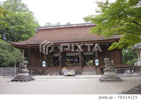 兵庫県川西市の多田神社の境内 70314225