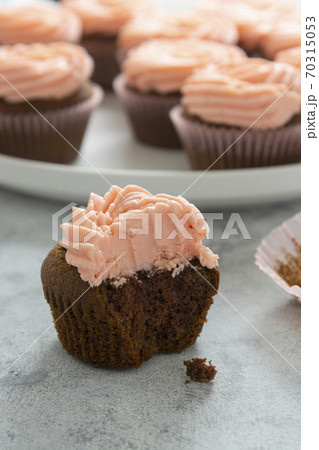 Chocolate cupcakes with strawberry buttercream, selective focus. Chocolate cupcakes with strawberry buttercream, selective focus. 70315053