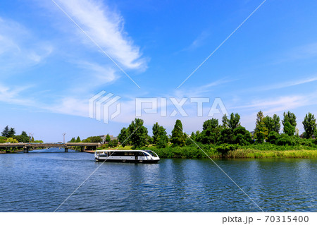 富山・夏の富岩運河と遊覧船 70315400