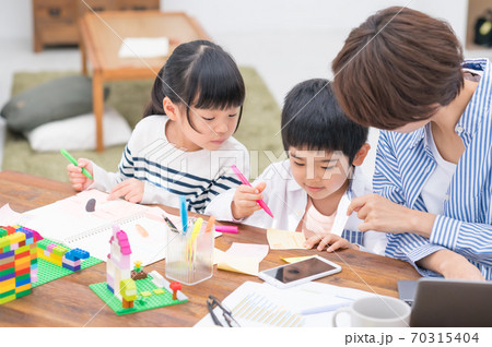 子育てしながらテレワークする母親 70315404