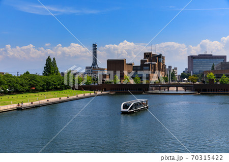 富山・夏の富岩運河環水公園と遊覧船 70315422