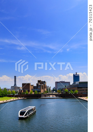 富山・夏の富岩運河環水公園と遊覧船 富山・夏の富岩運河環水公園と遊覧船 70315423