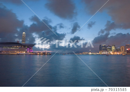 1 June 2007 Victoria harbour in Hong Kong island Central business district with Kowloon 70315585