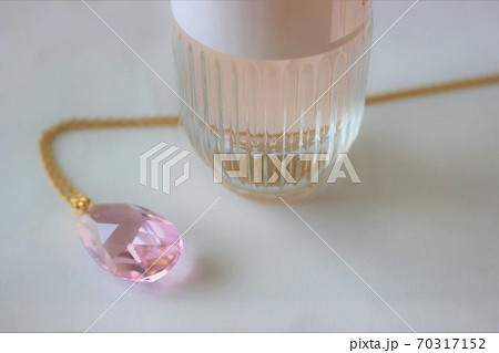 香水瓶とネックレス 香水瓶とネックレス 70317152