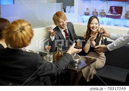 夜のホストクラブでの楽しそうな様子 夜のホストクラブでの楽しそうな様子 70317249