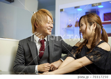 夜のホストクラブでの楽しそうな様子 70317250