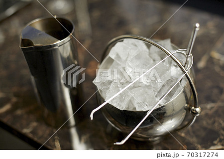 ホストクラブの氷とグラス 70317274