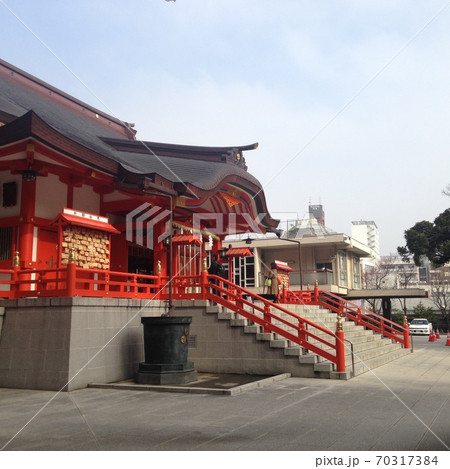 神聖な神社でお願い事 神聖な神社でお願い事 70317384