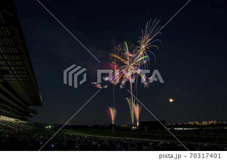 東京競馬場 花火大会の写真素材