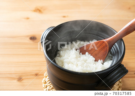 土鍋で炊いたご飯 70317585