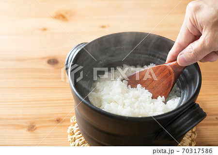 土鍋で炊いたご飯 70317586