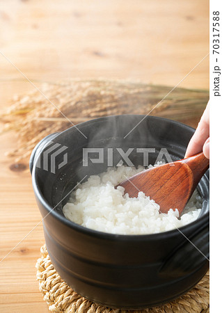 土鍋で炊いたご飯 土鍋で炊いたご飯 70317588