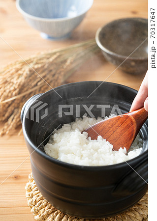 土鍋で炊いたご飯 土鍋で炊いたご飯 70317647